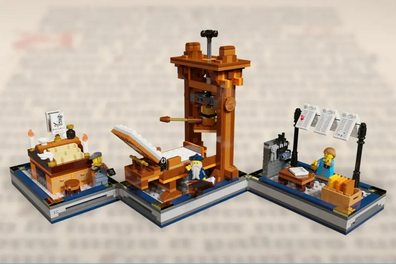 Иоганн Гуттенберг и его печатный станок в виде набора Lego