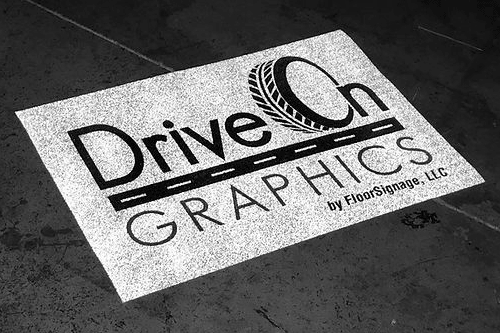 FloorSignage представляет первый запечатываемый материал DriveOn Graphics для дорожной графики, подходящий для автодорог и пешеходных зон