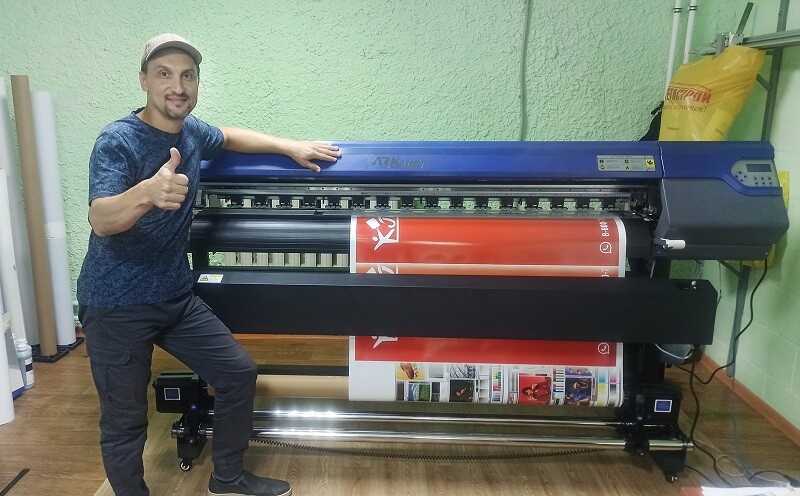 Инженер «КОВЧЕГА» установил экосольвентный принтер ARK-JET SOL 1600 в 