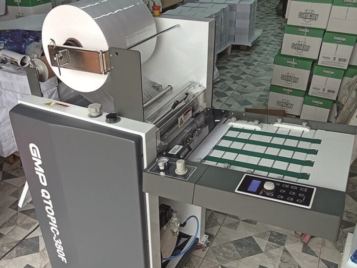Инженеры ГК «РУССКОМ» инсталлировали профессиональный рулонный ламинатор 